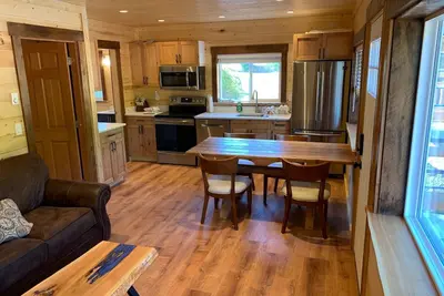 Image de Eagle Cabin - Brand new all wood 3 bedroom cabin