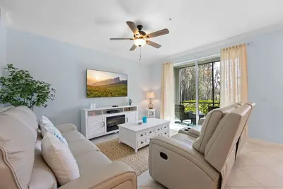 Image de Serene Greens Retreat: Luxury Condo