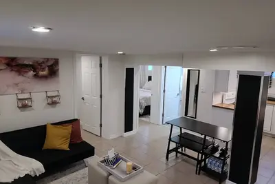Image de Modern 2 Bedroom private basement suite.