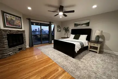 New House of Liberty: 3br 2ba w/ Prvt Hot Tub, Modern Patio, Amazing City Views