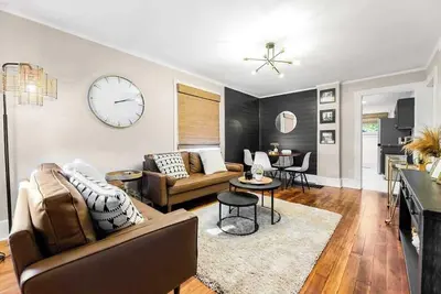 Image de Designer Bungalow | Walk to Water & Downtown