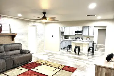 Image de Stylish 5Bedroom/6Beds/2Bath Plenty of Parking