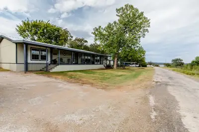 Image de Just Imagine Rocker B 10 Min Water Access 1 Block family styled, fire pit, hottub