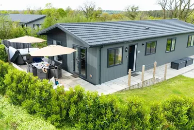 Image de A fantastic lodge sleeping 8 with hot tub, just a short walk from Roadford Lake