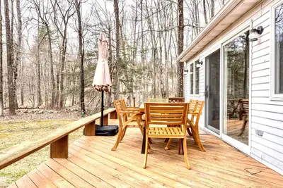 Image de 15-Acre Retreat in Hudson Valley with firepit and relaxing sauna