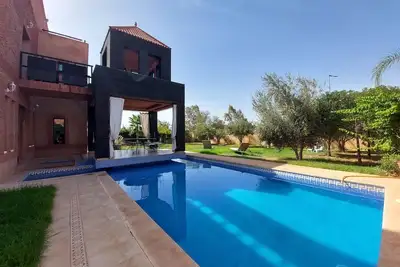 Image de Villa tout confort avec grand jardin et piscine privative