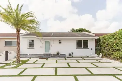 Image de Lovely & Modern Canal-Side Townhouse with Pool!