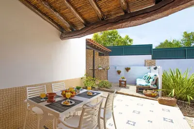 Image de Bel appartement dans une maison de vacances avec piscine, climatisation, Wifi, Tv et patio