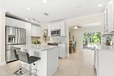 Image de Spacious Relaxing Pool Home Huge Fenced-In Yard