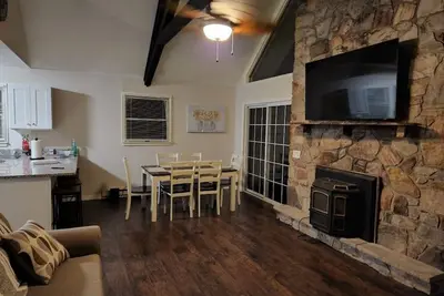 Image de Newly Renovated 3 Bedroom Chalet with Hot Tub!