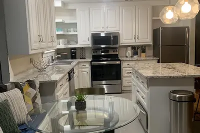 Image de Comfortable and bright. Convenient mid-cities location.