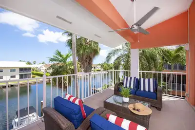 Image de Britannia 3 Bedroom Canal Front Condo 7 Mile Beach
