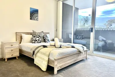 Image de Ashfield 2 Br apt | Bus&Train + Shop + Parking