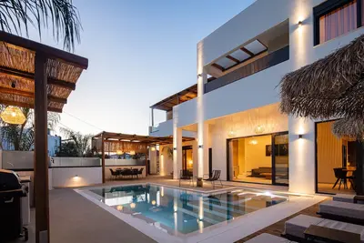 Luxurious Apartment with Private Pool just 100m from the Beach