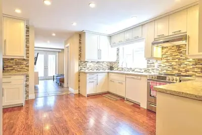Image de 🌺Home away from home! Entire 🏡 Large 2 floor 5 bedroom home, free parking