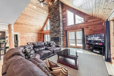 Image de Huge + Quiet + Hot Tub + Theatre Room