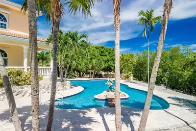 Image de Tequila Sunrise 3bed\/3. 5bath updated single family with private pool, dockage &