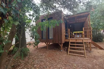 Image de Confortable bungalow bois au milieu des arbres