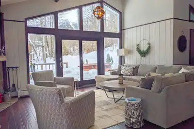 Image de Shuttle to Village/lifts! . 5 miles to base! Cozy Chalet!