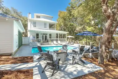 Image de Peaceful Yard, Private Pool, 5 Min Walk to Beach!