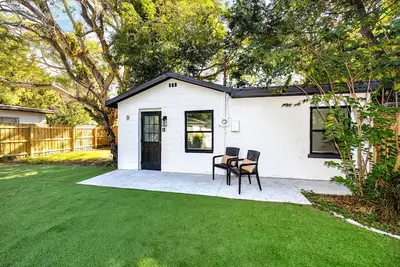 Image de New Beach Cozy Bungalow 2b/1b/7Mins-beach&downtown