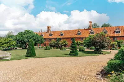 Image de Lavish Tudor Hall & Gardens - Sleeps 14!