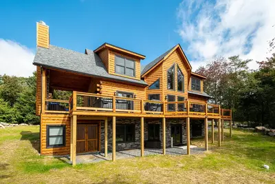 Image de Sunshine Chalet | Pet Friendly, Hot Tub, Fireplace