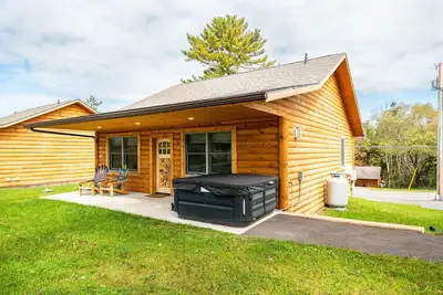 Image de Base Camp | Pet-Friendly, Hot Tub, Walk to Wisp