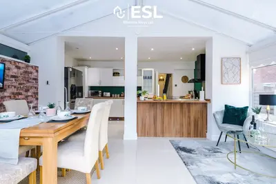 Image de 21lgdr - 3 Bedroom House with Garden Seating and Driveway Parking