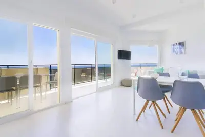 Image de Frontal beach view apartment with spacious balcony