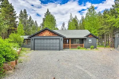 Image de Modern Bend Retreat. Private Hot-tub. Fenced Yard. Pet-Friendly