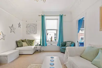 Image de Cozy corner ground floor flat close to the sea! 5 night minimum stay July/August