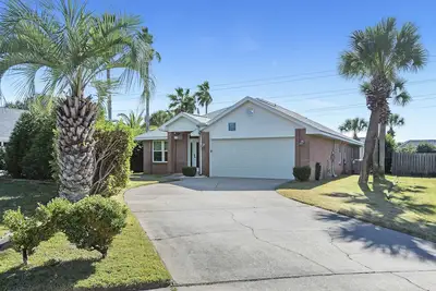 Image de Spacious Open Beach Home ~ Huge Veranda ~ Bbq ~ Beach Gear ~ Community Pool