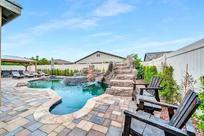 Image de 5 min to Coachella and Stagecoach w/Pool, Spa, Waterfall, Water Slide & Fire Pit