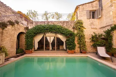 Image de Centrally located with swimming pool, tucked away on a quiet road
