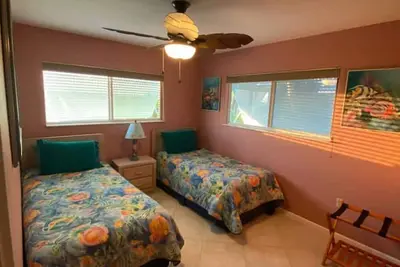 Image de Canal Front Home Showcasing Stellar Sunsets with Ocean Access