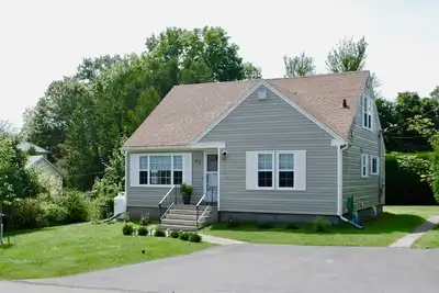 Image de Great location - just two blocks from the water!