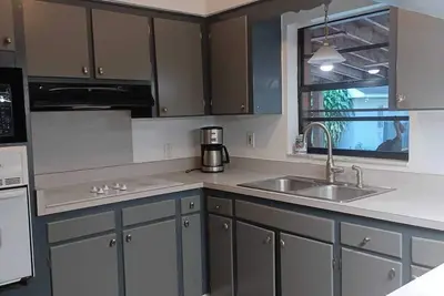 Image de House with huge yard near university