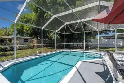 Cheerful 3 Bedroom Home with Pool