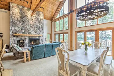 Image de Waterfront Lake Tomahawk Cabin w/ Game Room!