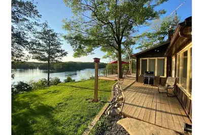 Image de Stunning cliffside cottage in South Frontenac near Kingston, lakefront.