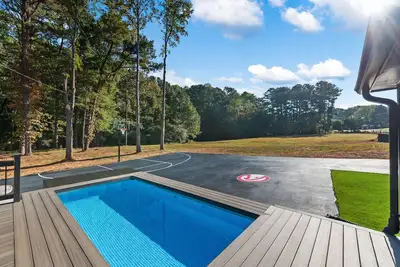 Image de Graceland *Pool & Spa Farmhouse Miniature Horse*