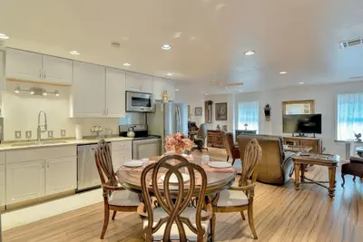 Image de Vintage / antique 1200 sq. ft. interior loft & parking