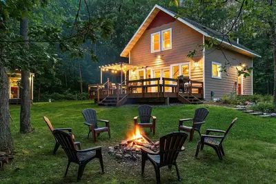 Image de Peaceful and Cozy Modern Lakehouse Cabin on 4 acres