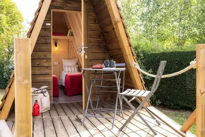 Forfait Insolite :Cabadienne 8m² - 1 chambre + Frigidaire + Terrasse 2 personnes