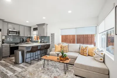 Image de Sleeps 4 by the beach. Horseshoe and fire pit in private yard.