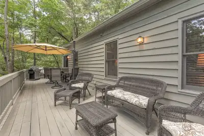 Image de Reel Bliss Cabin - Cozy, rustic interiors, Wifi, fireplace, and lake access!