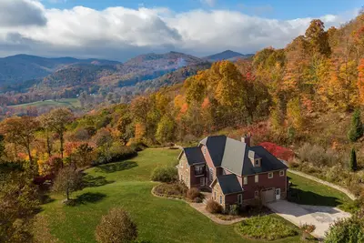 Image de Mountain Gem - Updated Huge 4 story Home 7 Minutes to Boone with Pool Table & Views!