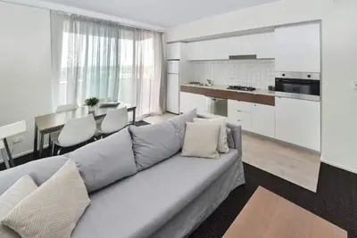 Image de Light & Airy 3 Bd Cbd Apt: BalconyTramWifi\/Parking