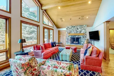 Image de Luxury townhome with beautiful Bald Mountain view, fireplace, deck, & office